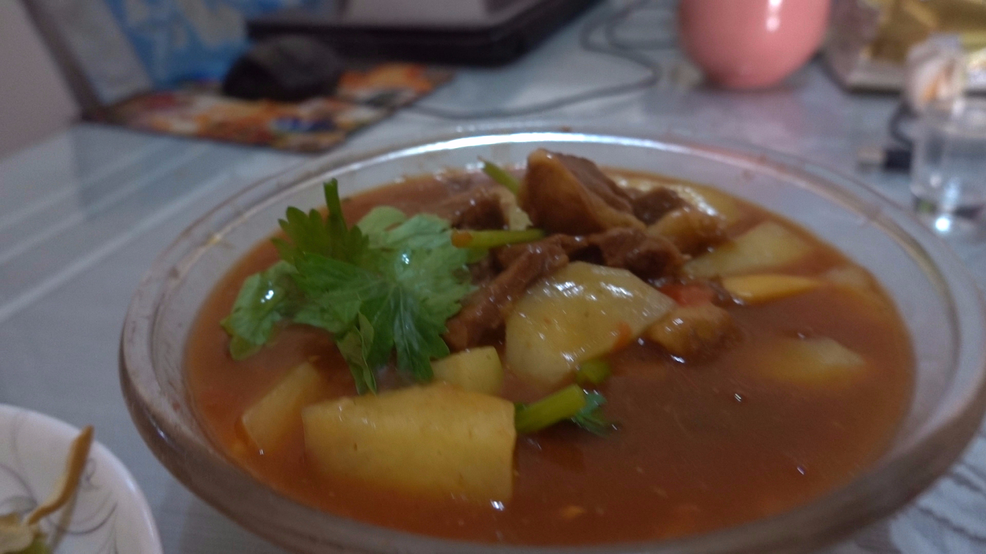 【老司马的日常食堂】西红柿烧牛腩老香了司马美滋滋吃两碗米饭